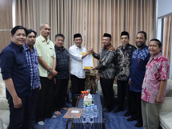 Resmi Serahkan SK Pendirian Politeknik, Kepala LLDIKTI Akui Pola Wahdah dalam Pembentukan Karakter