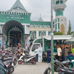 Food Truck WIZ Bagikan Makanan Siap Saji untuk Jamaah Masjid Al Munawwir Pinrang