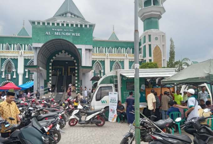 Food Truck WIZ Bagikan Makanan Siap Saji untuk Jamaah Masjid Al Munawwir Pinrang