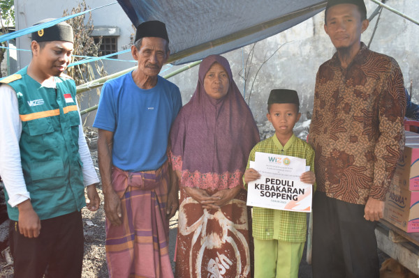 WIZ Soppeng dan SD IT Ar-Raihan Wahdah Islamiyah Soppeng Salurkan Bantuan untuk Korban Kebakaran