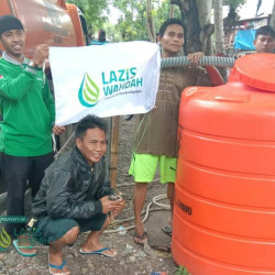 LAZIS Wahdah Salurkan Air Bersih Untuk Korban Banjir Jeneponto