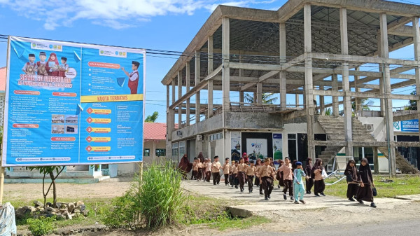 Tanamkan Empati Sejak Dini, SD Unggulan Al-Wahdah Sinjai Ajak Murid Jenguk Teman yang Sedang Sakit