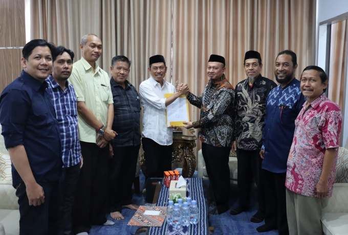 Resmi Serahkan SK Pendirian Politeknik, Kepala LLDIKTI Akui Pola Wahdah dalam Pembentukan Karakter