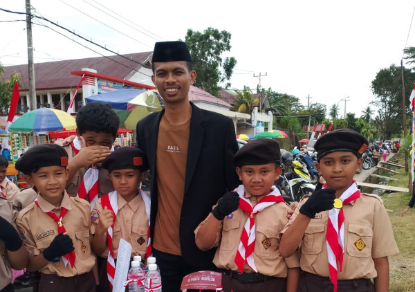 Setia Mendampingi Siswa, Kepala SDIT Wahdah Sinjai Jadi Teladan di Perkemahan