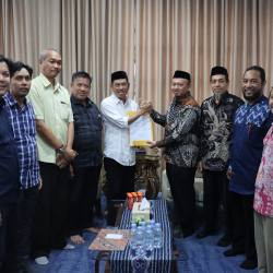 Resmi Serahkan SK Pendirian Politeknik, Kepala LLDIKTI Akui Pola Wahdah dalam Pembentukan Karakter