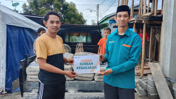 Peduli Sesama, Wahdah Inspirasi Zakat Sinjai Salurkan Bantuan untuk Korban Kebakaran