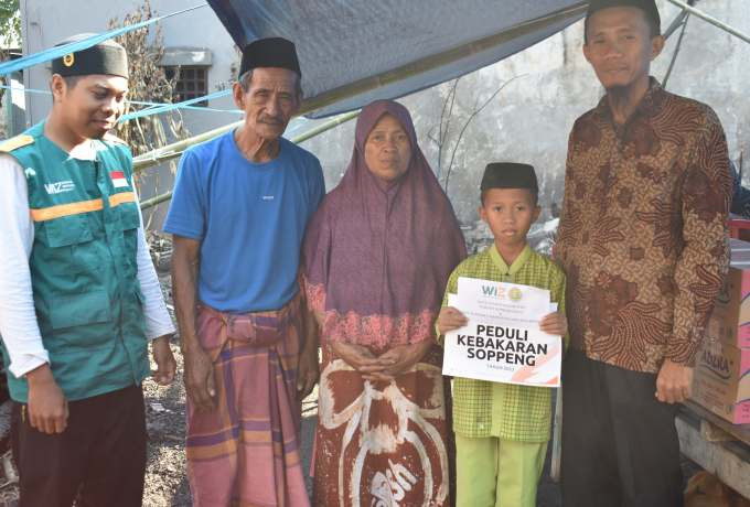 WIZ Soppeng dan SD IT Ar-Raihan Wahdah Islamiyah Soppeng Salurkan Bantuan untuk Korban Kebakaran