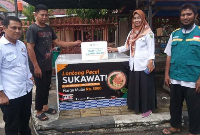 Penyaluran Bantuan Pemberdayaan Ekonomi Umat di Pinrang, Bantu Modal Usaha Lontong Pecel